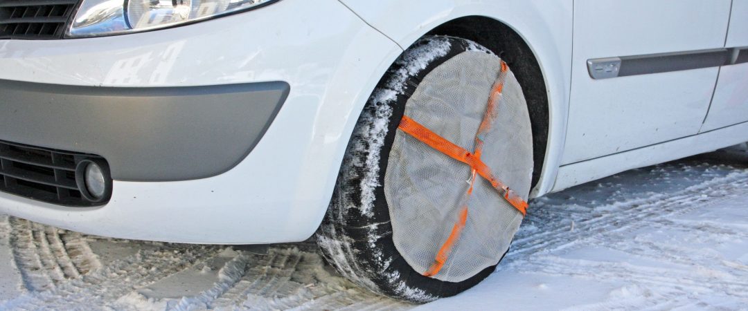 Voiture De Luxe Dans Une Montagne Enneigée Pendant La Saison Hivernale