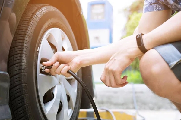 Vérifier la pression des pneus avant de prendre la route des vacances