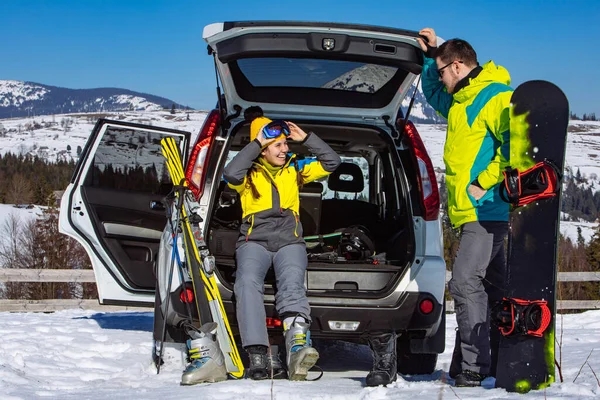Attelage voiture sport d'hiver -ski et snowboard